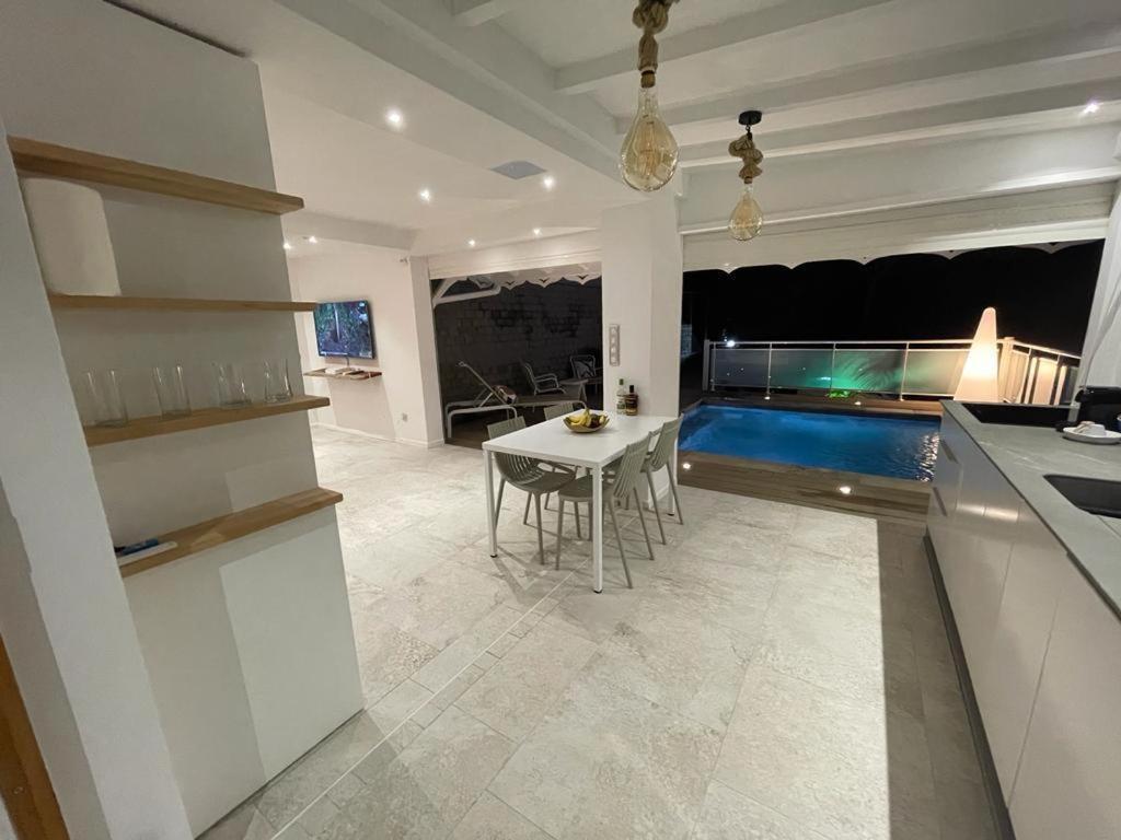 Les Appart Villa Sunbay Caraibes Avec Piscine Privative Vue Mer Et Montagne Le Francois Exterior photo